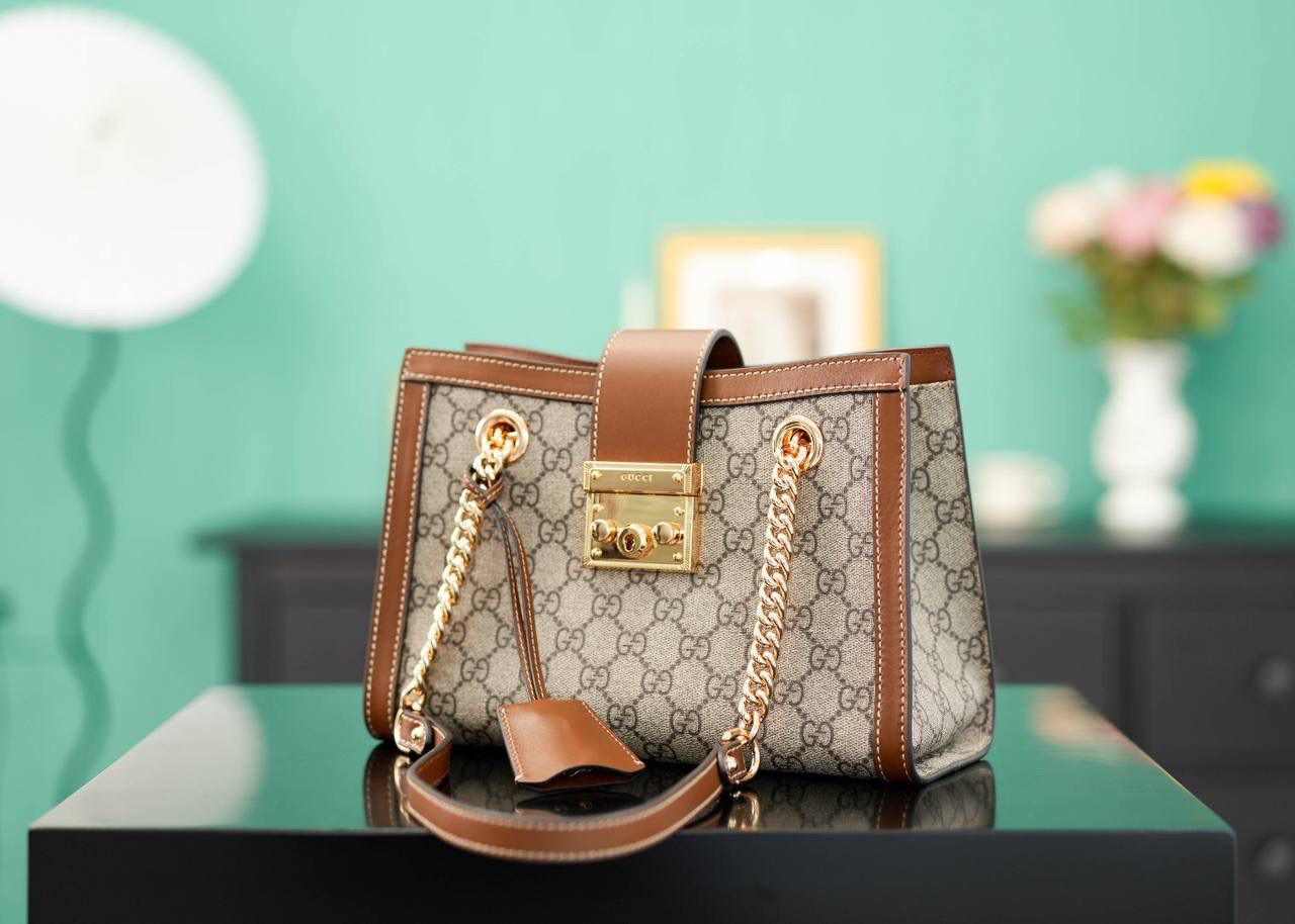 🥯Padlock系列GG小号肩背包 老花棕色 26cm 休闲、随意、有范且非常大牌的款 真的非Padlock这款购物袋不可 通勤风，小号容量也非常OK 包身轻便，非常适合上班族！ 官方款号 498156 尺寸：26x18x10cm