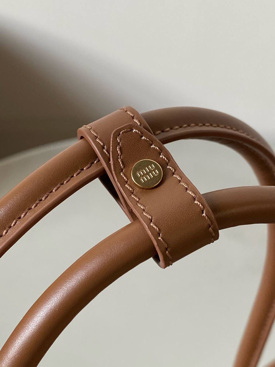 🈶棕色 | 小号 𝗠𝗶𝘂𝗠𝗶𝘂公文包，大爆款 谁懂啊！小号也太好背了 今年九月份新推出的新尺寸❗️小个子的大福音哇！ 大号hold不住的姐妹，这个号就非常合适了！ 手拎肩背都刚刚好，小巧又不压个子 小号：18×30×9cm #F0020m 大号：23x34x10cm