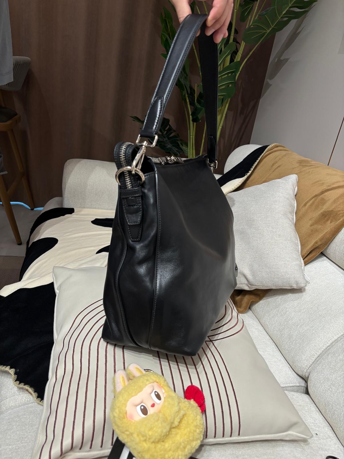 Prada shoulder bag Hobo Bag Calfskin 100%Authentic, 95%New ✅Dust bag