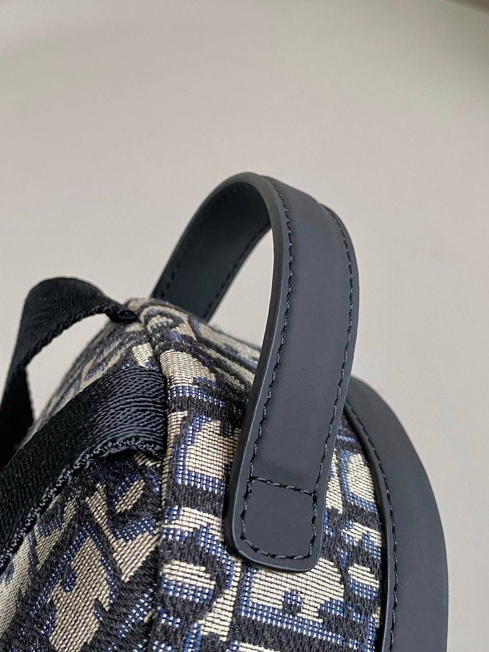 🈶𝗗𝗜𝗢𝗥 𝗕𝗮𝗯𝘆 𝗺𝗶𝗻𝗶双肩包 这么乖巧的超迷你尺寸，谁不迷糊啊！ 简直太太太可爱了，小小一只萌翻 俏皮的少女感非常减龄，又奶又显乖巧 大人小孩一起用啊！出门赚足眼球了！！ 手机是完全能装下的，日常用刚刚好 也很适合出游的时候背，轻便解放双方 可以毫不犹豫的首选，颜值实用并存 24×16×10cm，#6615m