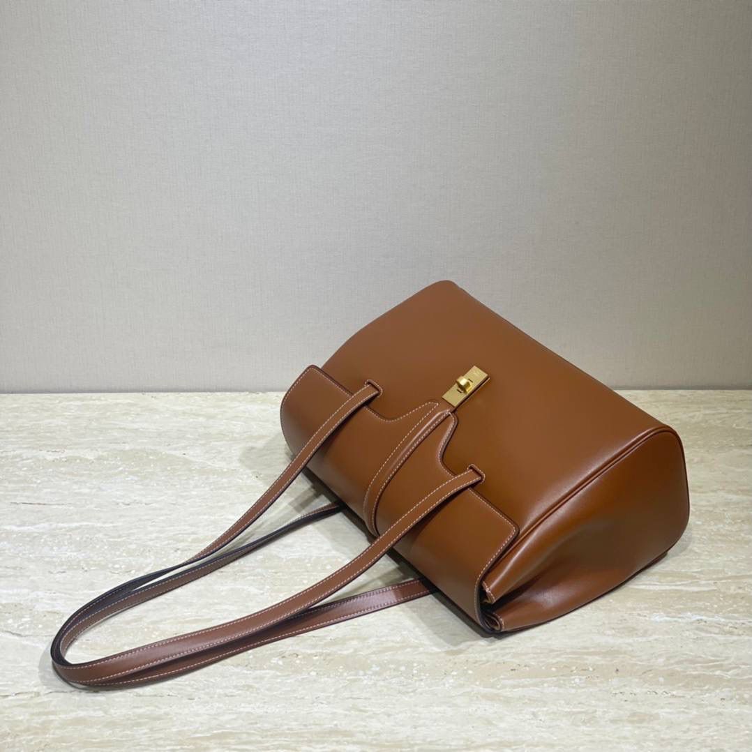 🔥大货实拍图 𝗖𝗘𝗟𝗜𝗡𝗘♥𝟭𝟲 𝗦𝗢𝗙𝗧中号 型号：195543 尺寸：32*24*15cm