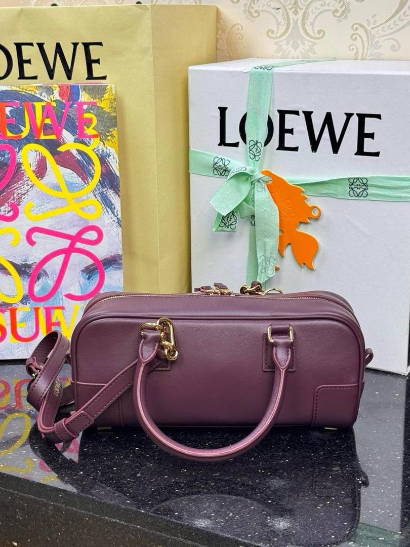 🎈𝗔𝗺𝗮𝘇𝗼𝗻𝗮 23 𝗖𝗿𝗼𝗽𝗽𝗲𝗱保龄球包 ——【杨幂同款‼️独家新品】 尺寸：𝟮𝟯-𝟏𝟏-𝟏𝟎𝗰𝗺 编码：012404 【配全套礼盒】 ❤️采用超柔纳帕小牛皮•延续标志性𝘈𝘮𝘢𝘻𝘰𝘯𝘢标识搭配小挂锁🔒作为新图标•重塑为修长法棍比例。 ❤️外部双拉链设计•搭配可调节可拆卸的长肩带•多样化背法😎容量大•小巧包型为当下时尚之追求。