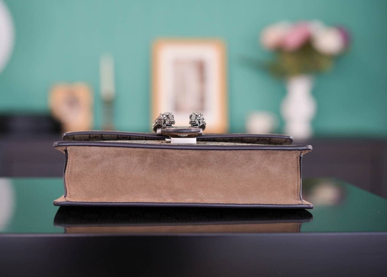 🥯GG。 Dionysus系列经典酒神 钻扣卡其色25cm 正品售价¥24.000 新尺寸设计一出来让人拍手叫绝 GG的设计师真的太懂女人了 从前纠结大号太大小号太小的姐妹，这会可以冲了 最新的酒神钻扣新款虎头镶嵌上了施华洛世奇水晶钻，整个包洋气时尚特别气质 而且改良后的包身自重很轻，尺寸大小很完美 官方款号 499623 尺寸：25x13x7cm