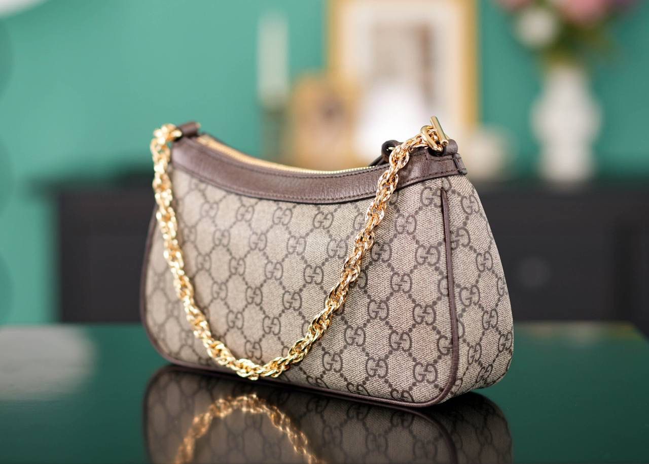 🥯Ophidia系列小号手袋 草莓包棕色 25cm 这款草莓包惊喜感非常强， 经典的元素搭配小巧可爱精致时髦挂饰， 金属链条和经典红绿织带，复古感十足且百搭， 可爱又别致的小草莓是点睛之笔， 整个包包很轻便，特别好背呢~ 官方款号 735132 尺寸：25x15x6cm