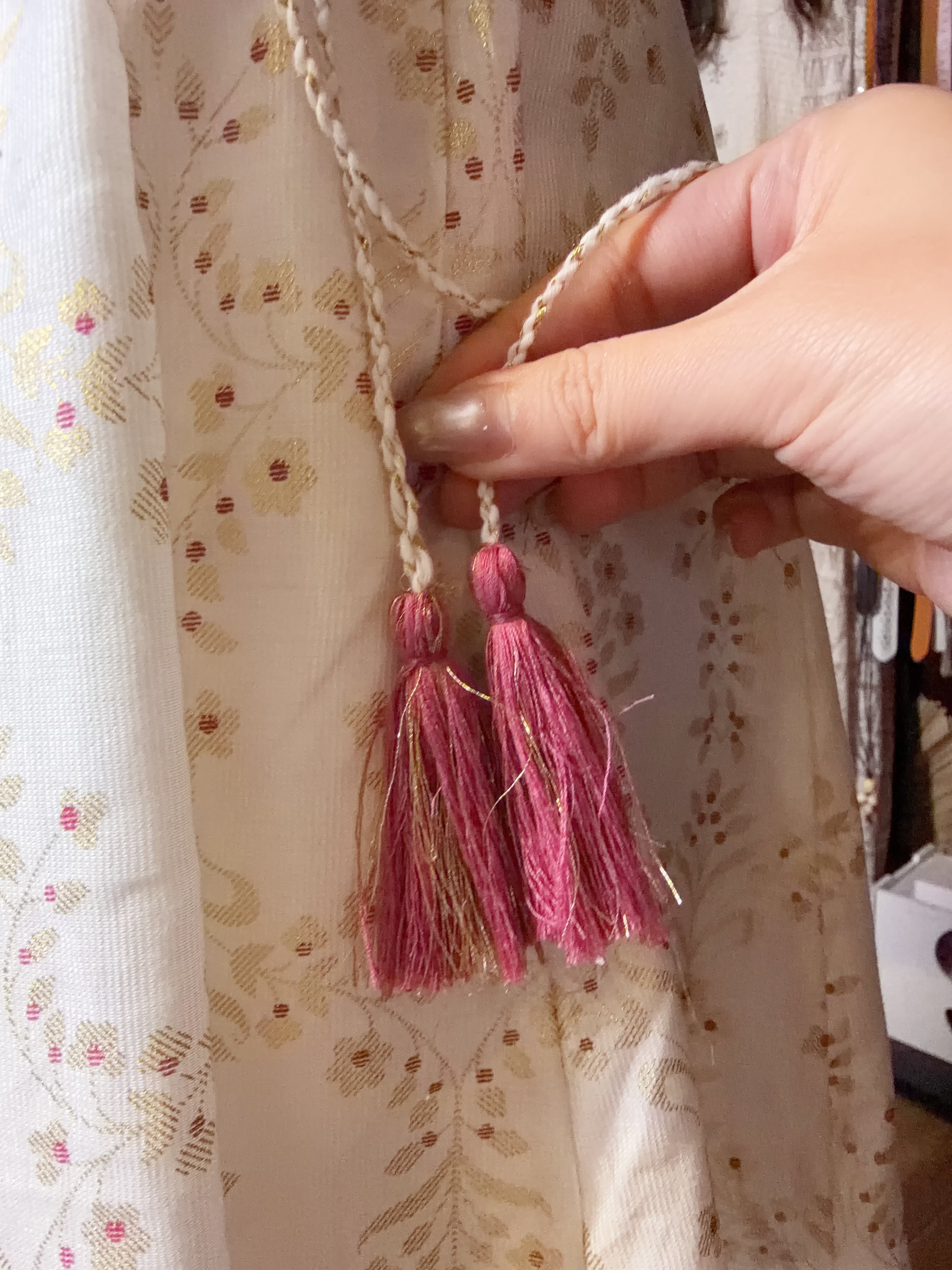 1662 Pearl White X Pink Emb. 12-cloth 4-Rope OP 49"