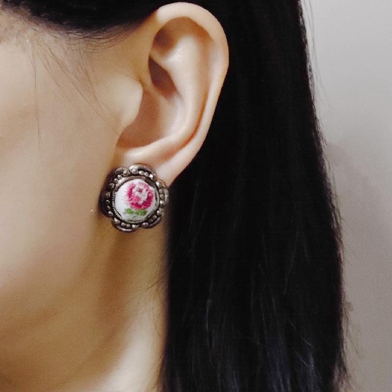 C.a. 1970s Austrian Needlepoint New Old Stock - Rose on White Floral Shaped Clip Earrings(MT1976)