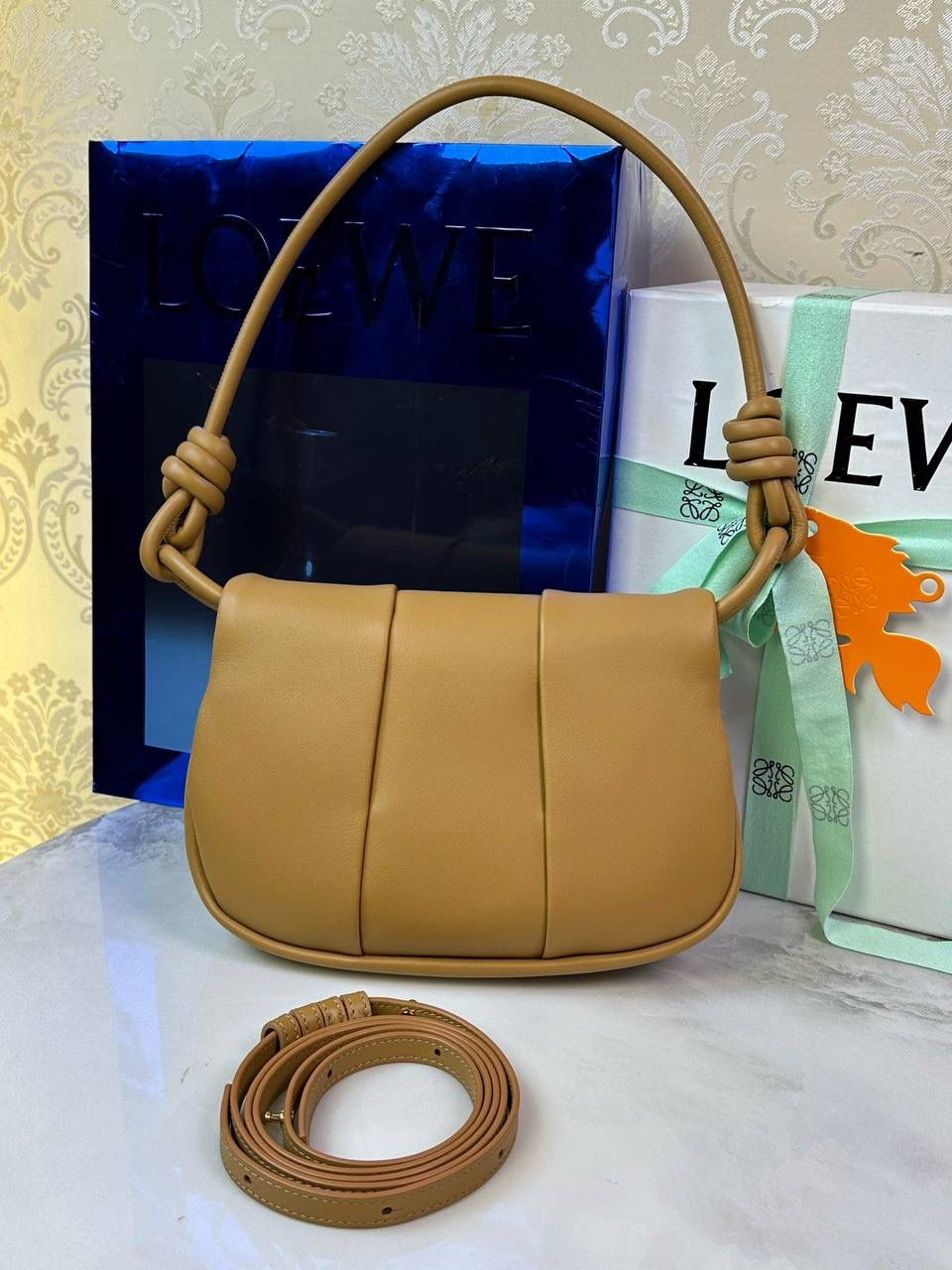 全新*𝙋𝙖𝙨𝙚𝙤 𝙨𝙖𝙩𝙘𝙝𝙚𝙡 手袋🛍️【棕色】 —— 朕品1w7➕😘 尺寸:𝟐𝟓-𝟏𝟕-𝟖𝐜𝐦 编码:062318【配全套礼盒】 ✅做工精致，廓形简洁优雅，独特、柔软的褶襇结构，超轻盈构造，纳帕软牛皮革（里外全皮），顶部饰有flamenco螺旋绳结。 ✅配置双肩带，短手柄肩带可做腋下包不可拆卸，长肩带可肩背可斜挎可拆卸调节，磁扣开合设计，多种背法随心所欲❤