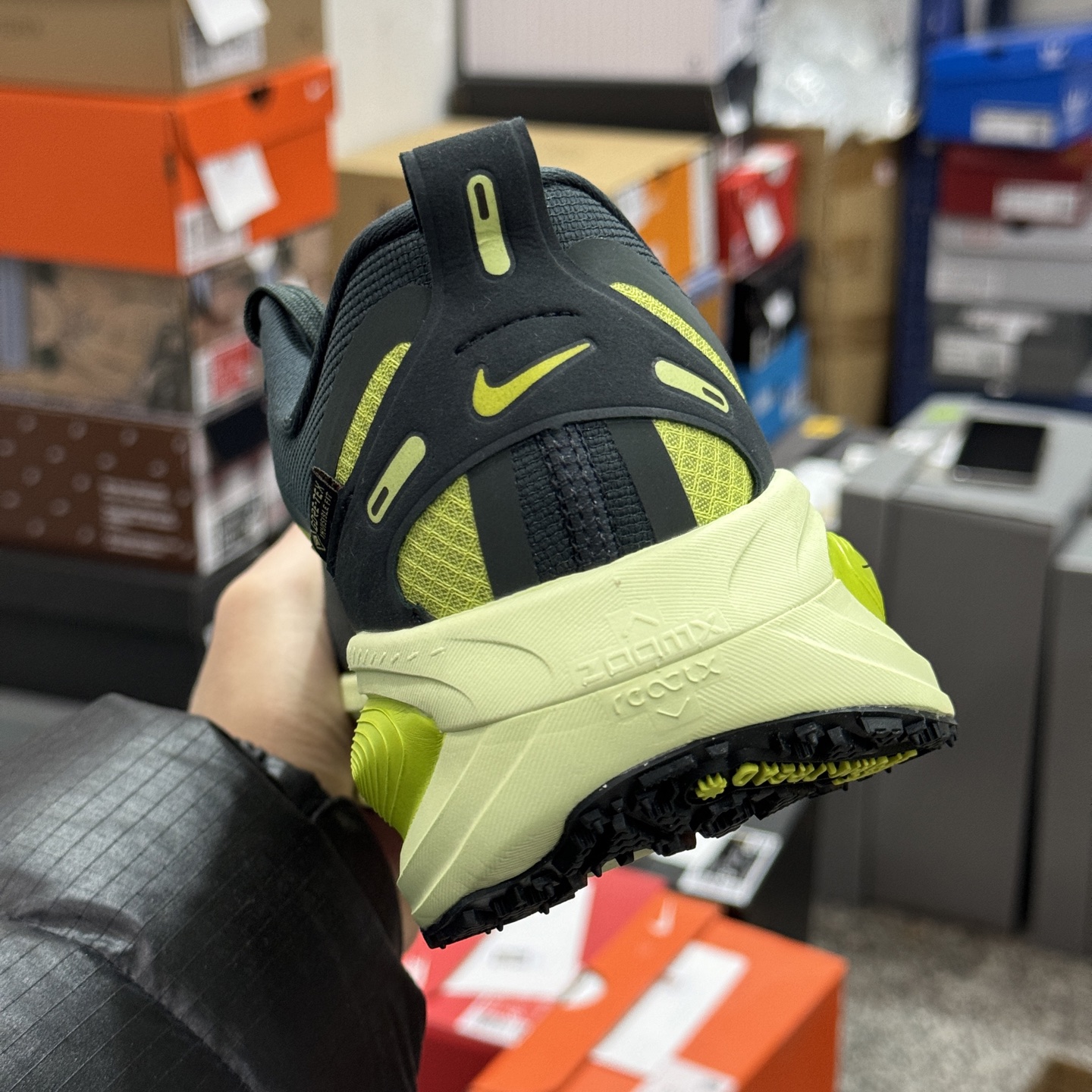 Nike Vomero 18 GORE-TEX HQ7002-300 