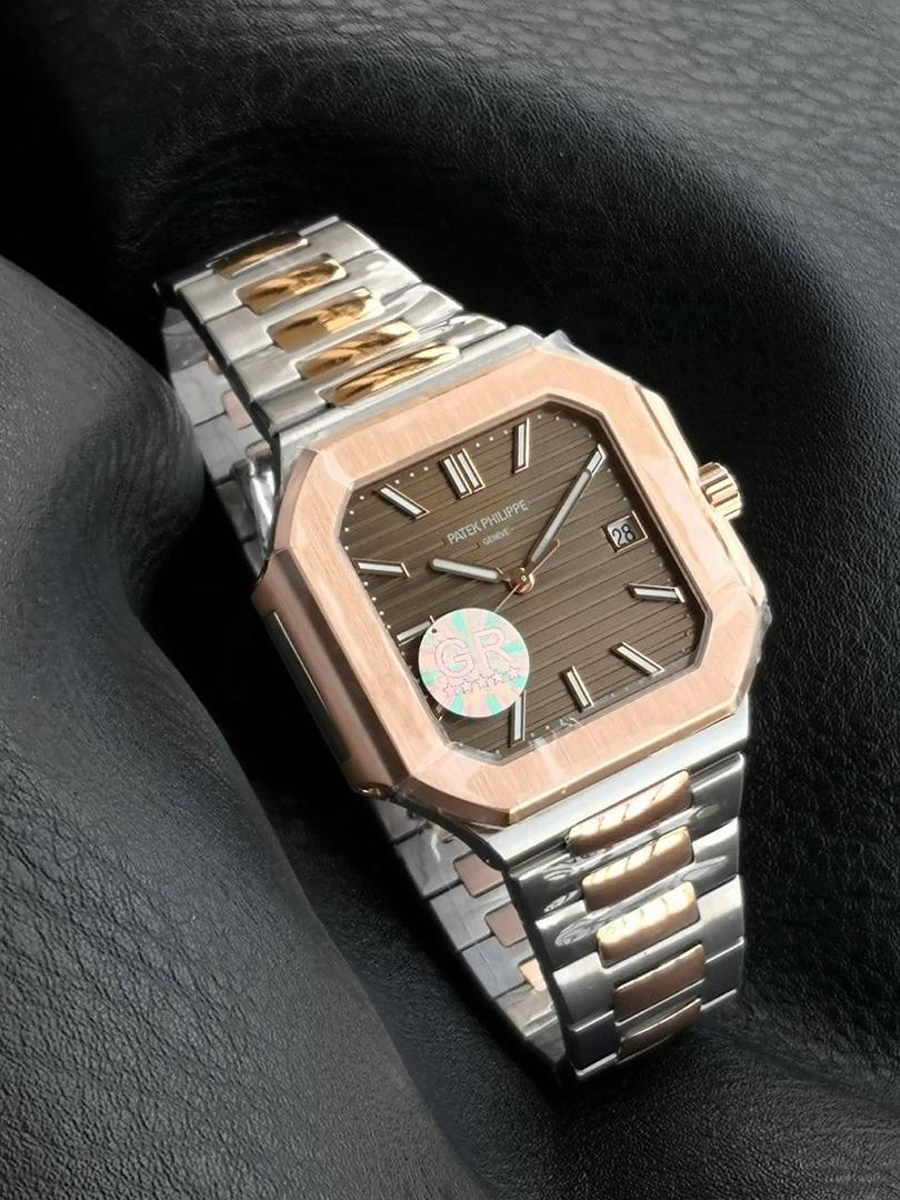 百达翡丽 方形 新系列CUBITUS 5821腕表 亮点特色：1️⃣机芯:搭载定制9015改Cal.26-330 SC一体机，调时不停秒，调时不停秒，摆轮位置均与正品一致，自动上链机芯。2️⃣钢带:316L定制级人体工程学表带，新扣款式。3️⃣表壳:尺寸45毫米厚度仅8.3mm，为表壳对角线长度(即10点位至4点位),因为表壳近似于方形，上下边的宽度会小于这一数值，所以视觉效果并不是很大。 搭配上，5821属于运动风格腕表，日常搭配正装和休闲风格也可以。