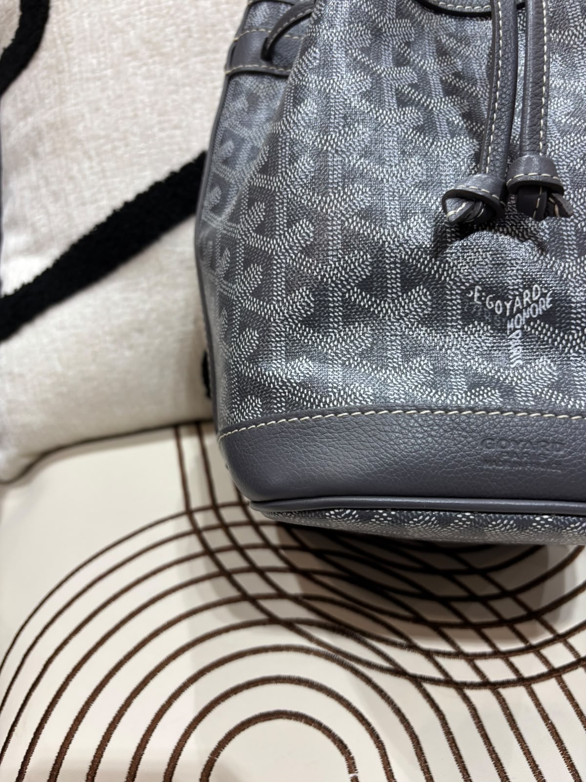 Goyard Petit flot Bucket Bag grey  100%Authentic, 98%new ✅收據✅booklet ✅Dust bag 