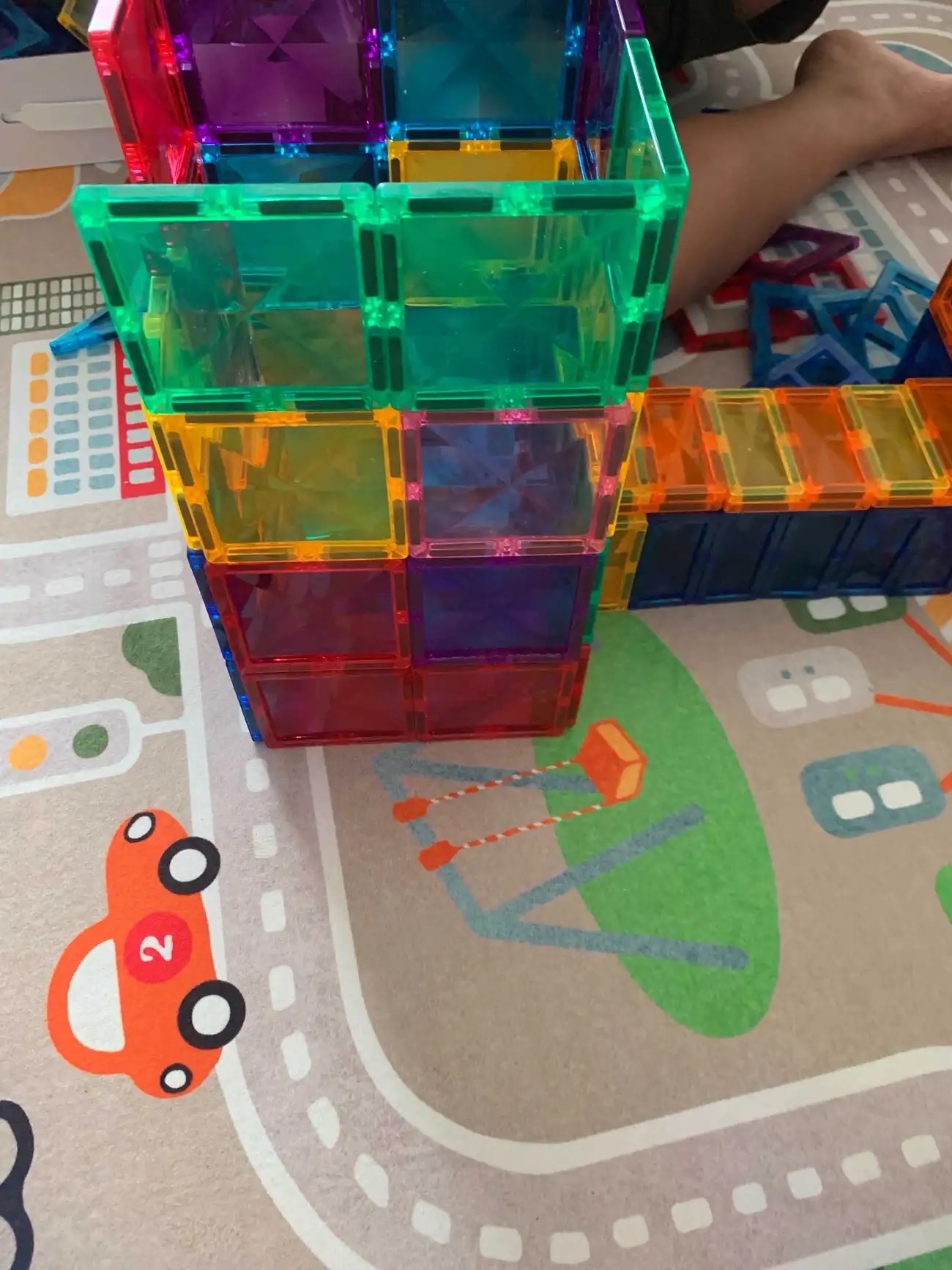 款玩具是 MAG-PARADISE 品牌的 磁性建構片 (Magnetic Building Tiles)