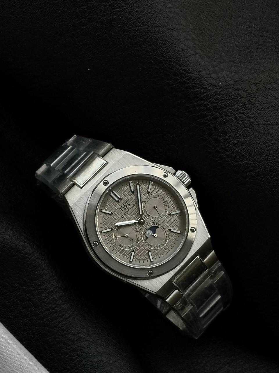 万国工程师系列万年历腕表，复刻界最复杂的腕表，所有功能同步原装，所有功能调节通过把头控制. 1⃣️【功能介绍】3点钟位置显示日历，9点钟位置显示星期，6点钟月份月相指针显示。 2⃣️【做工精细】外壳采用原版同样的三件套结构，中间拉丝，上下壳为抛光，镜面采用高成本的锅盖形蓝宝石，使其质感提升。 3⃣️【机芯性能】尺寸41.6mm,机芯采用天津机芯改82600，高效稳定，动力时间长达72小时以上，进行加装复杂的万年历模块，而且同步所有功能实现同步原装通过把头调节。 4⃣️【⚠️注意事项】由于万年历模块十分复杂在出货前都会调准时间，客户收到直接上链上手佩戴即可，⚠️请不要轻易乱调，由于机芯加装升级功能，调节需慢慢按调。