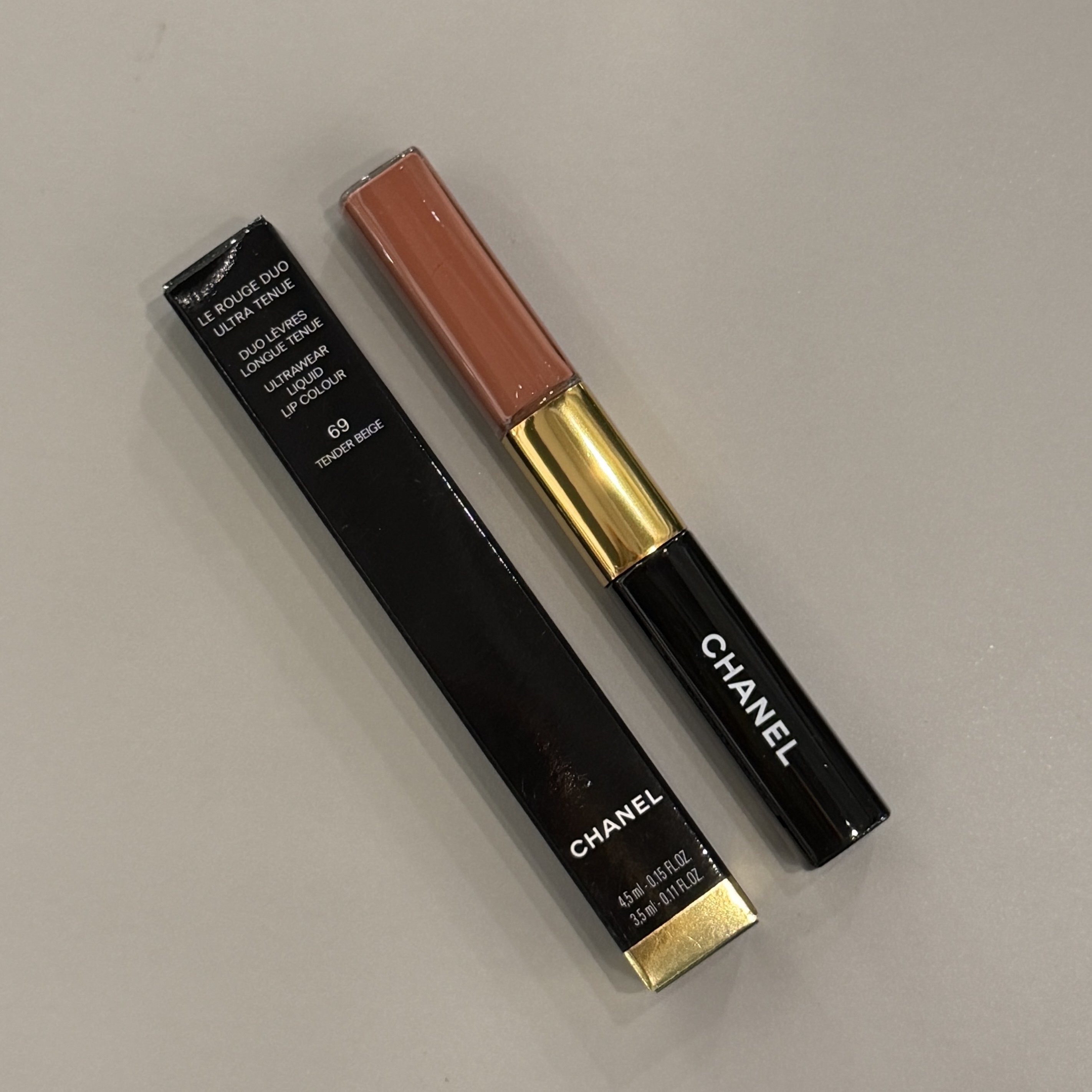 CHANEL LE ROUGE DUO ULTRA TENUE 極致持久亮色兩用唇彩 #69 TENDER BEIGE 白桃烏龍奶茶色 4.5ml+3.5ml