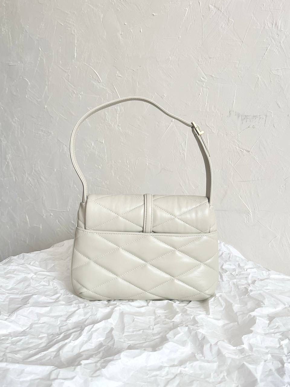 ys1 le57绗缝菱格羊皮腋下包白色🤍 这么多腋下包中最火之一！ 它优雅又复古，而且显得很有女人味 slp的设计师是懂女生的 小羊皮软软蓬蓬的，好像棉花糖 我真的很爱这种软乎乎手感的包儿 特别是冬天，摸着很治愈～ ZP开发➕原厂羊皮➕全铜五金⚠️ 爆款细节一定要正确❗️ 24×18×5.5cm691450m