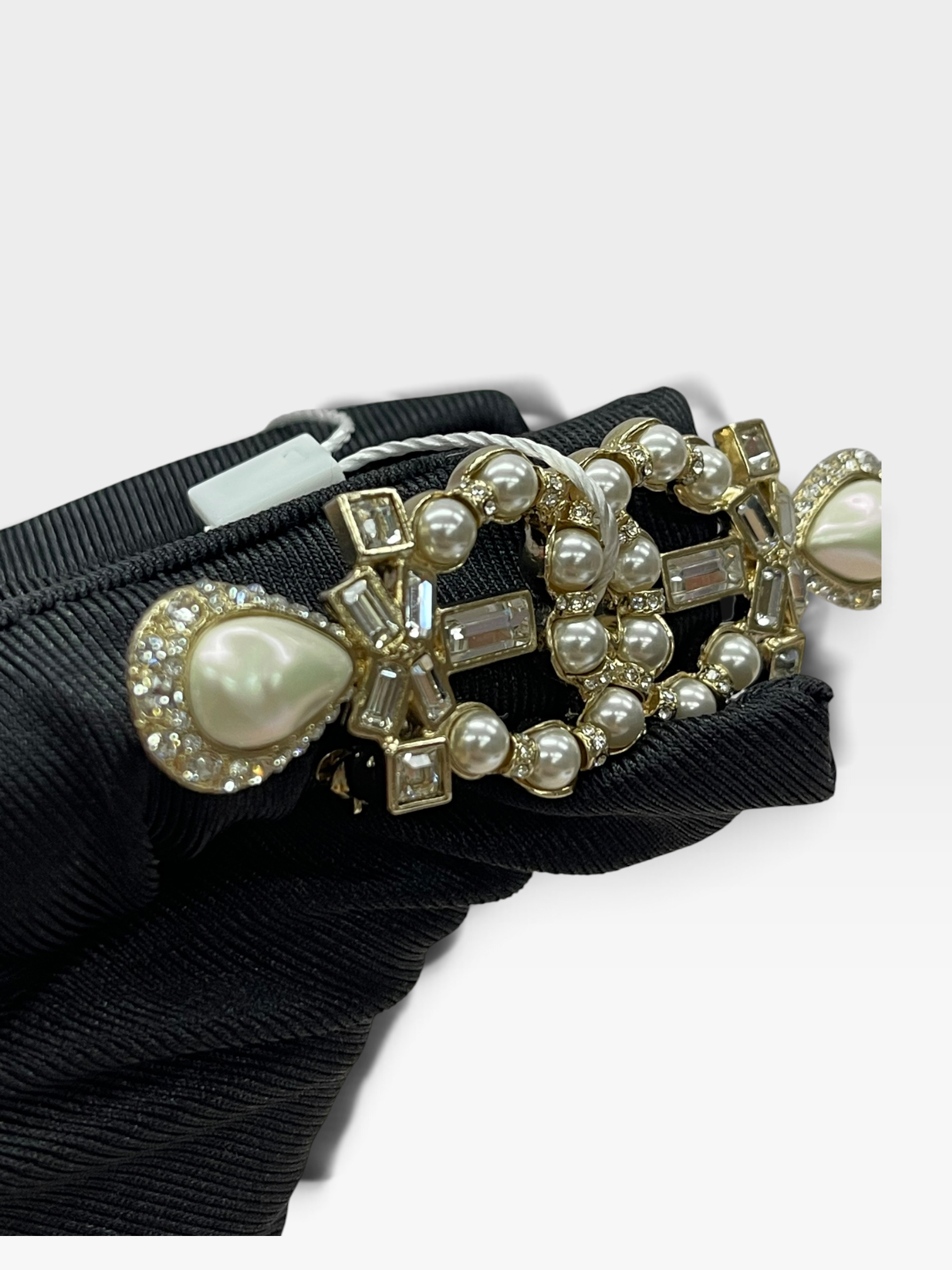 Pre-Owned CHANEL  Pearl And Crystal Bar Brooch / Product Code: 091404