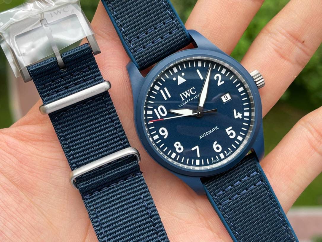 IWC IW328101 修正版 已修正中心大秒针孔洞颜色、表冠间隙等细节。 原版全球限量750枚， 每只独立编号，如 001/750～668/750。 表壳采用进口蓝色气化锆陶瓷，2米抗摔，高韧性、耐磨防刮。 工序复杂，成品率极低，因此数量稀少、出货周期较长。✔️