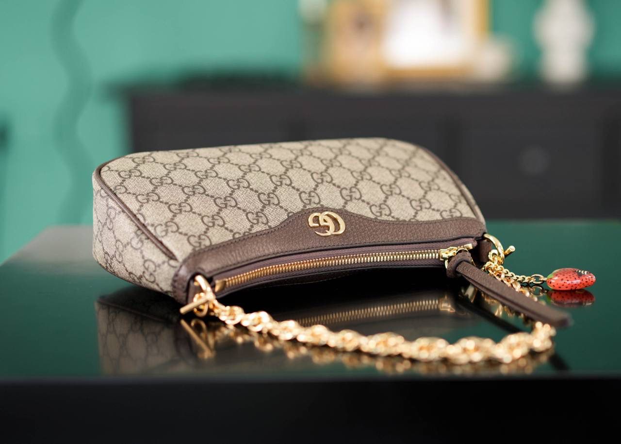 🥯Ophidia系列小号手袋 草莓包棕色 25cm 这款草莓包惊喜感非常强， 经典的元素搭配小巧可爱精致时髦挂饰， 金属链条和经典红绿织带，复古感十足且百搭， 可爱又别致的小草莓是点睛之笔， 整个包包很轻便，特别好背呢~ 官方款号 735132 尺寸：25x15x6cm