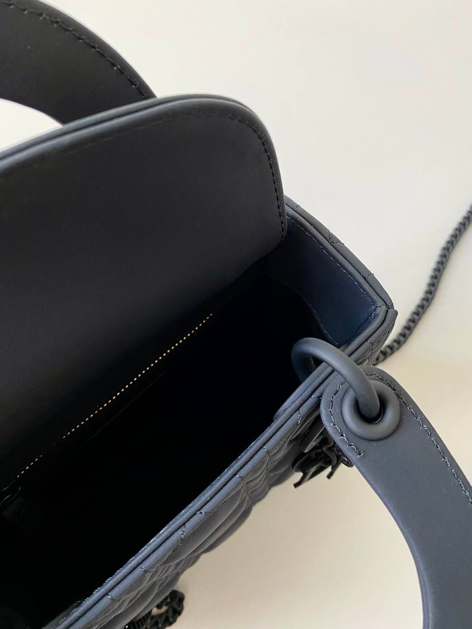 磨砂黑🖤 𝗗𝗜𝗢𝗥 𝗟𝗮𝗱𝘆磨砂三格 大热门款，老客的补单王❤️‍🔥 进口磨砂牛皮材质，同色哑光五金 比羊皮漆皮都要高级不少 没有了大家闺秀的矫柔造作 暗黑风多了些特立独行的酷劲儿 17×15×7cm