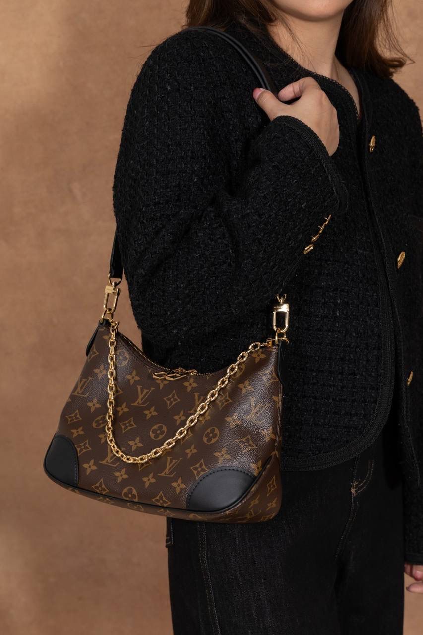 LV BOULONGNE 🥐 爆款之王 🥹 这款真的超火，一看就知道为什么会爆🔥 包型是牛角包，小巧可爱但超级能装，日常出门完全够用。 复古＋时尚的设计，颜值真的很高，怎么背都好看👍👍 肩带可拆又可调，想斜挎、单肩都 OK～ 加上链条马上变腋下包，气质直接拉满✨ Size：29 × 16 × 9.5 cm 好看又实用，真的是必入款 💖