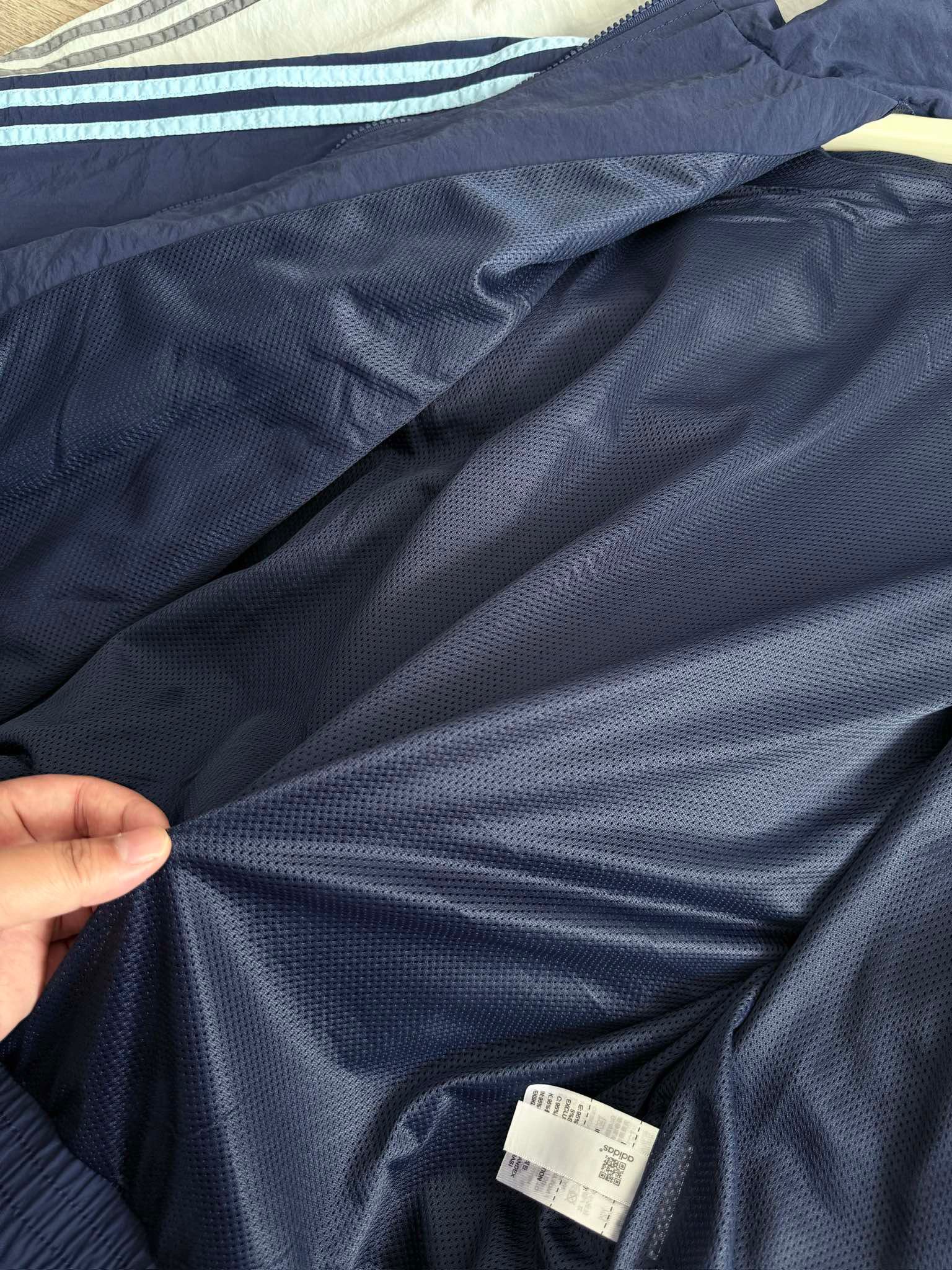 $128件。2件起$120件。Adidas韓系學院風外套