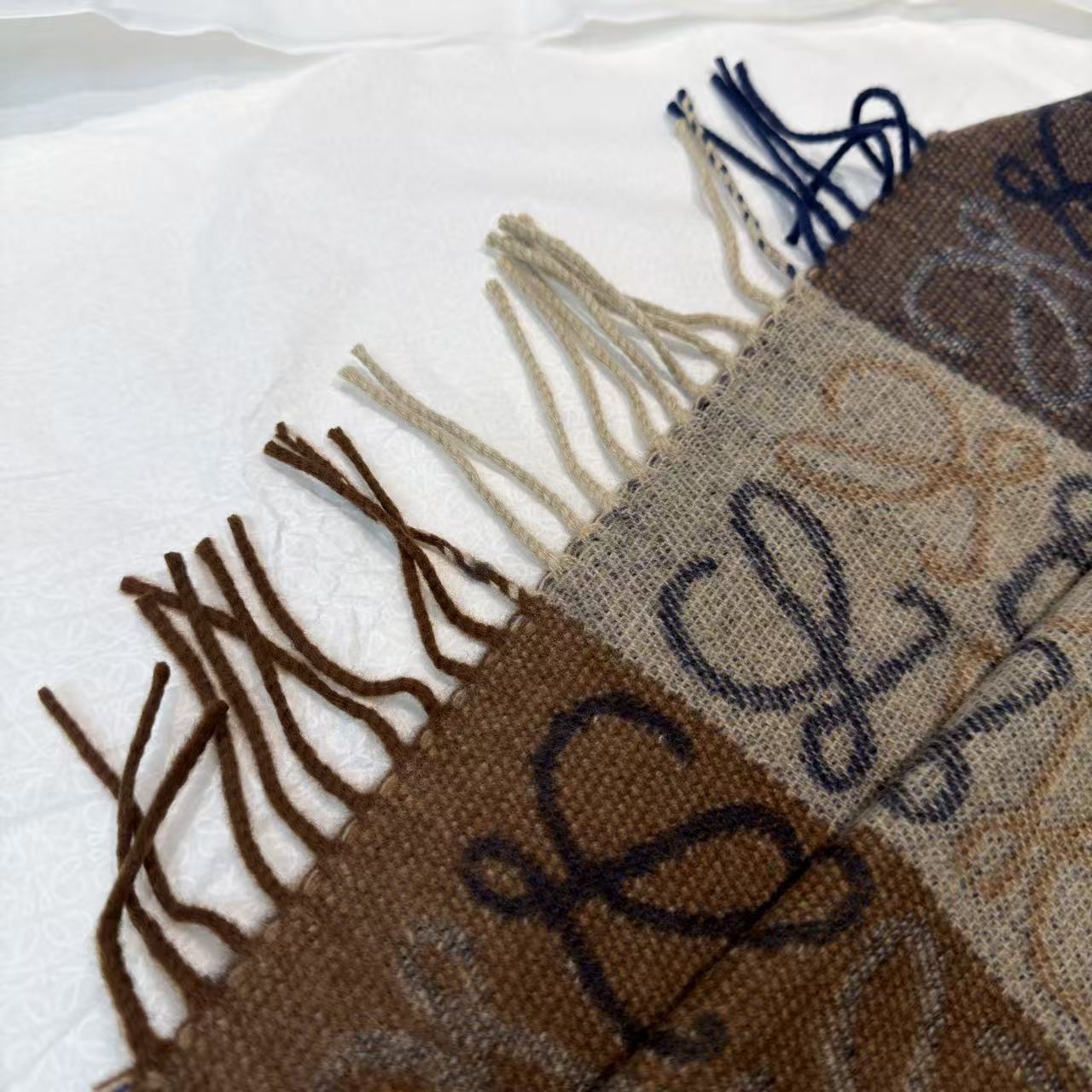 ‼️Loewe經典老花頸巾 Loewe啡色系頸巾