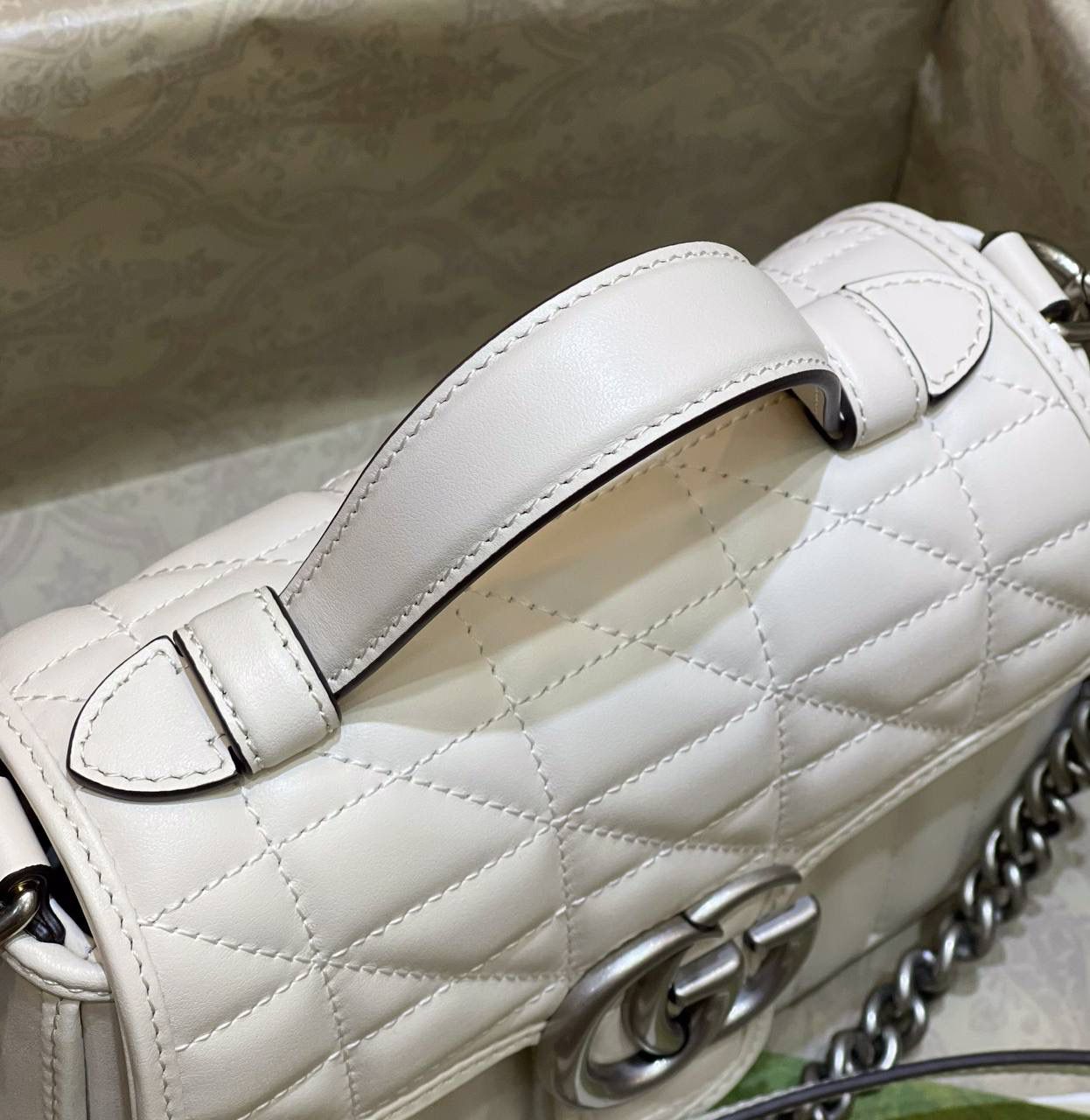 ✈️✈️✈️🔥𝙈𝙖𝙧𝙢𝙤𝙣𝙩 菱格原厂皮# ▫️型号583571 ▫️尺寸 21*15.5*8cm G家新款系竖菱格主题，焕新演绎经典造型，选用原厂牛皮材质，饰带银灰色双G，可拆卸金属链肩带设计，可令手提包轻松转换成肩背包，打造多种携带选择。