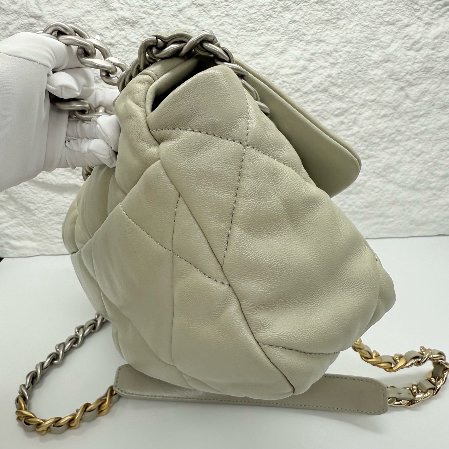 Pre-Owned CHANEL 19 / Product Code: 081421