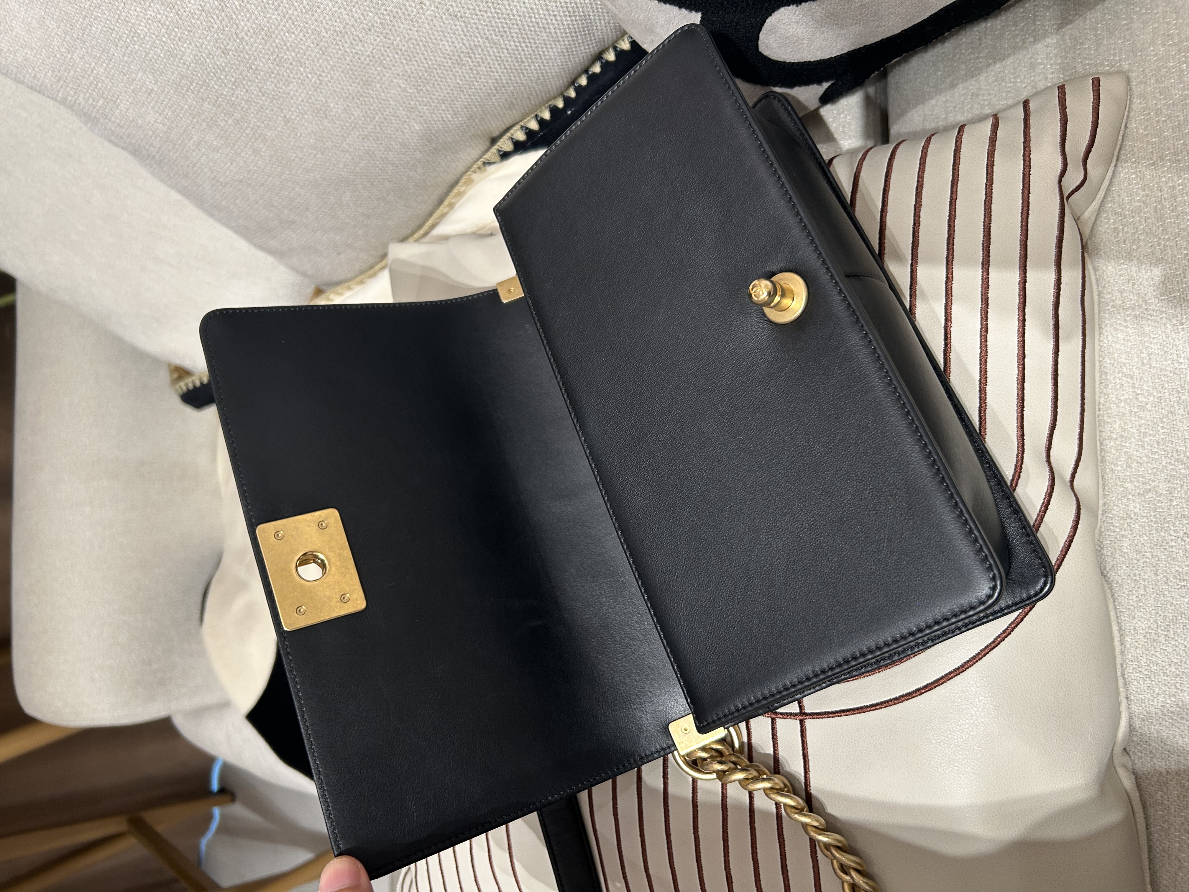 Chanel Boy Chanel 25cm A67086 100%Authentic, 95%New ✅專門店收據✅31Card✅Dust bag