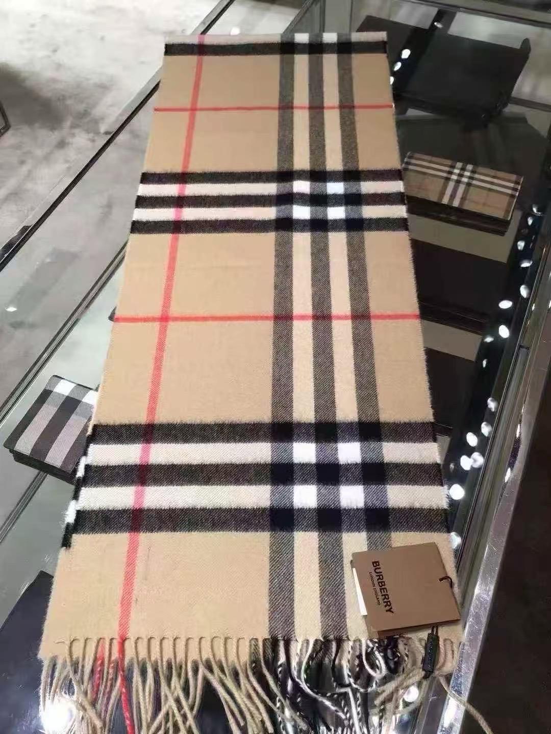 預購 Burberry 經典格紋單面羊絨圍巾🉐 經典款，純羊絨的 尺寸：168x30cm。男女都可戴