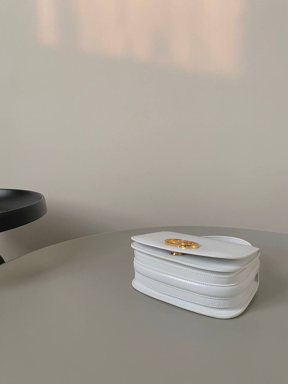 🈶白色大号 𝐃𝐢𝐨𝐫 𝐓𝐨𝐩 𝐡𝐚𝐧𝐝𝐥𝐞蒙田30 蒙田大家都知道，从来没有失望过🤩 质感和纹理还是一如既往的好， 有光泽感之外还非常轻 耐磨！ 19x12×8cm