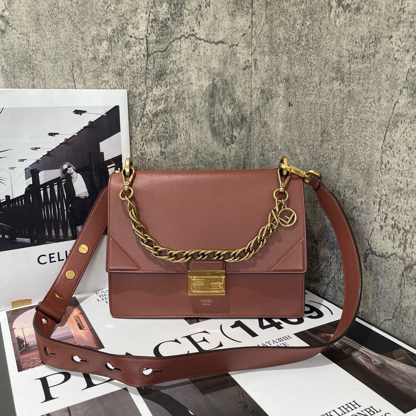 【預訂貨品】Fendi 豆沙色油蠟皮復古郵差包