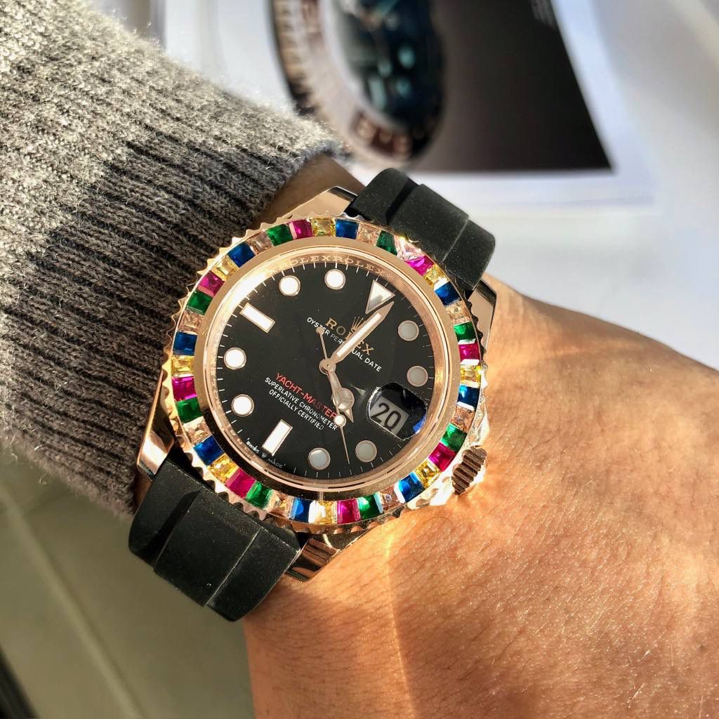 【经典名仕 一劳永逸】劳家爆款游艇名仕型系列m116695SATS男士腕表40mm糖豆游艇出货，继续秉承AD家族优质特色、独家出品一表一码，三码合一 【机芯】搭载AD专注而制0️⃣返修、💯全新原装西铁城8215全自动机械机芯，走时精准，性能优异，动力储备高达48小时 【表壳】316L精钢表壳 高端同步防指纹[强]圈口采用施华洛世奇水晶彩钻，原版同步双向旋转，完美呈现与原版一致的弧度、光泽，超强高密度矿物质玻璃镜面，精致的做工完美秉承原装的潜水游泳🏊‍♀️性能 【字面】大厂同步超强夜光，夜光刻度、表针无瑕疵斑点、晶莹剔透，细节同步正品，内影圈刻字清晰，字体匀称 【表带】采用进口硅胶原版同步胶带搭配316精钢可调节表扣