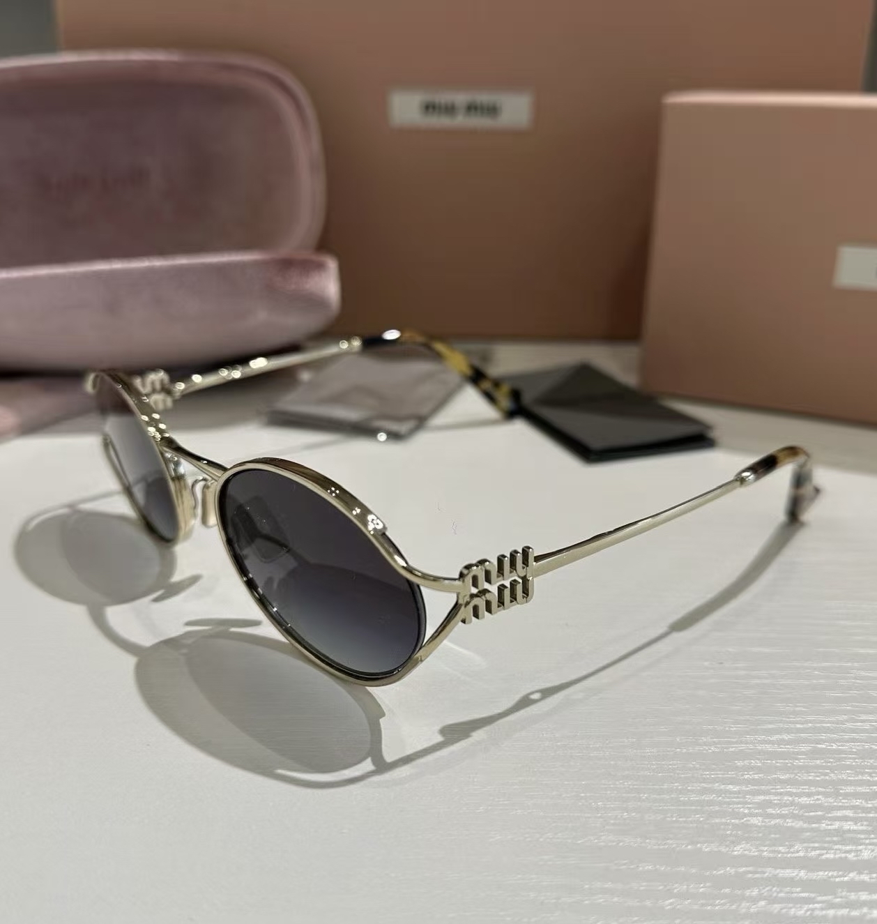 MIUMIU 新款 logo 太陽眼鏡 🕶️
