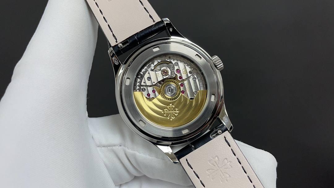 重金打造经典时计——百达翡丽5320G-001超级复杂功能时计直径40毫米一体冲压成型的双层式精钢表壳，致敬了经典的设计语言奶油色的表盘营造复古氛围，表盘边缘刻印有密分秒数刻度，配金质阿拉伯数字及五分钟凸圆刻度字钉，更有立体感。时分指针以巴顿式设计为基础，配以尖长的针尖，这特色造型是呼应了 1950 年代 Ref. 1463 计时码表的指针。表盘6点位置是月相显示和日期分拨。所有的万年历标志都很好，一眼就能读懂。内里搭置了仿324 S Q 自动上链机芯，是 324 自动上条传奇机芯的精装版本。机芯夹板桥经倒角，边缘作细意打磨，主夹板饰以鱼鳞纹，而夹板则缀以日内瓦波纹，夹板表面有包金雕刻，螺丝凹槽经打磨和倒角，连钻孔亦同样经打磨处理。搭配朱古力啡色牛皮表带，进一步带出复古气息。🚀🚀