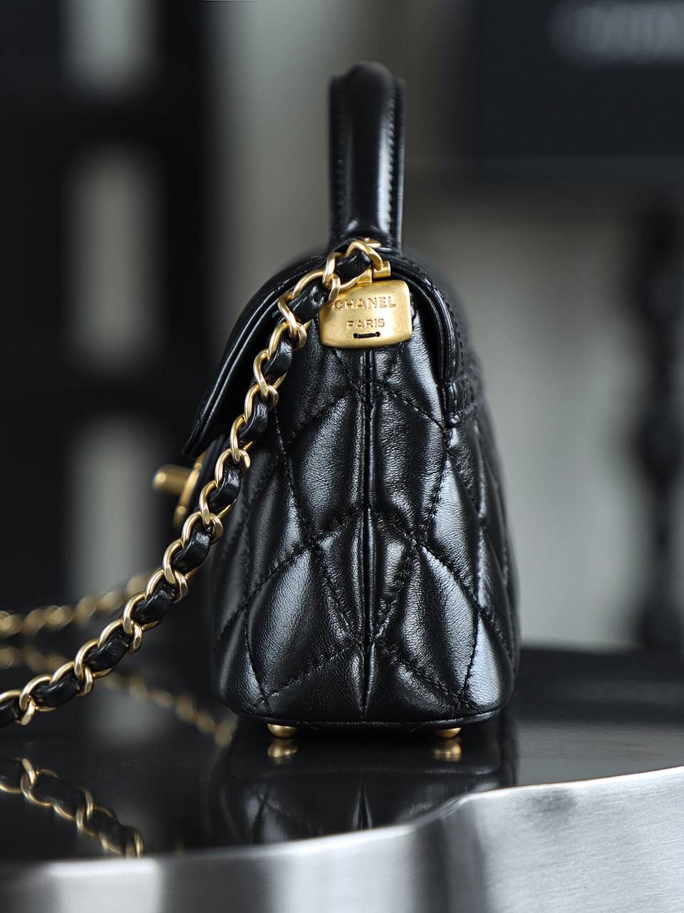 25P橫款 Kelly迷你鑒定版 👜 一包一碼 支持全球鑒定查驗身份證原廠專G GR原廠皮料過關清單資料可査詢 25P橫版MINI凱莉宛如一顆冉冉升起的新星，以其獨特的魅力，迅速捕獲了無數時尚達人的心。經典的黑金配色，是時尚界永恒的寵兒！ 五金：全銅復古金 皮料：GR原廠亮羊皮 尺寸：11.5*22*6cm