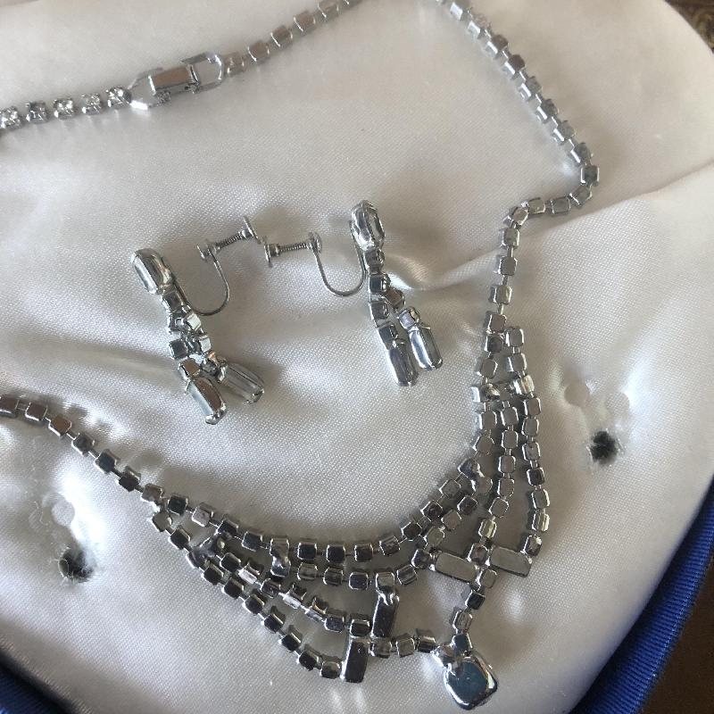 C.a. 1960s B.R.J 5th Ave Rhodium Plated "Smart Set" Sparkling Jewelry Set in original Brocade Heart Box(MT1731)