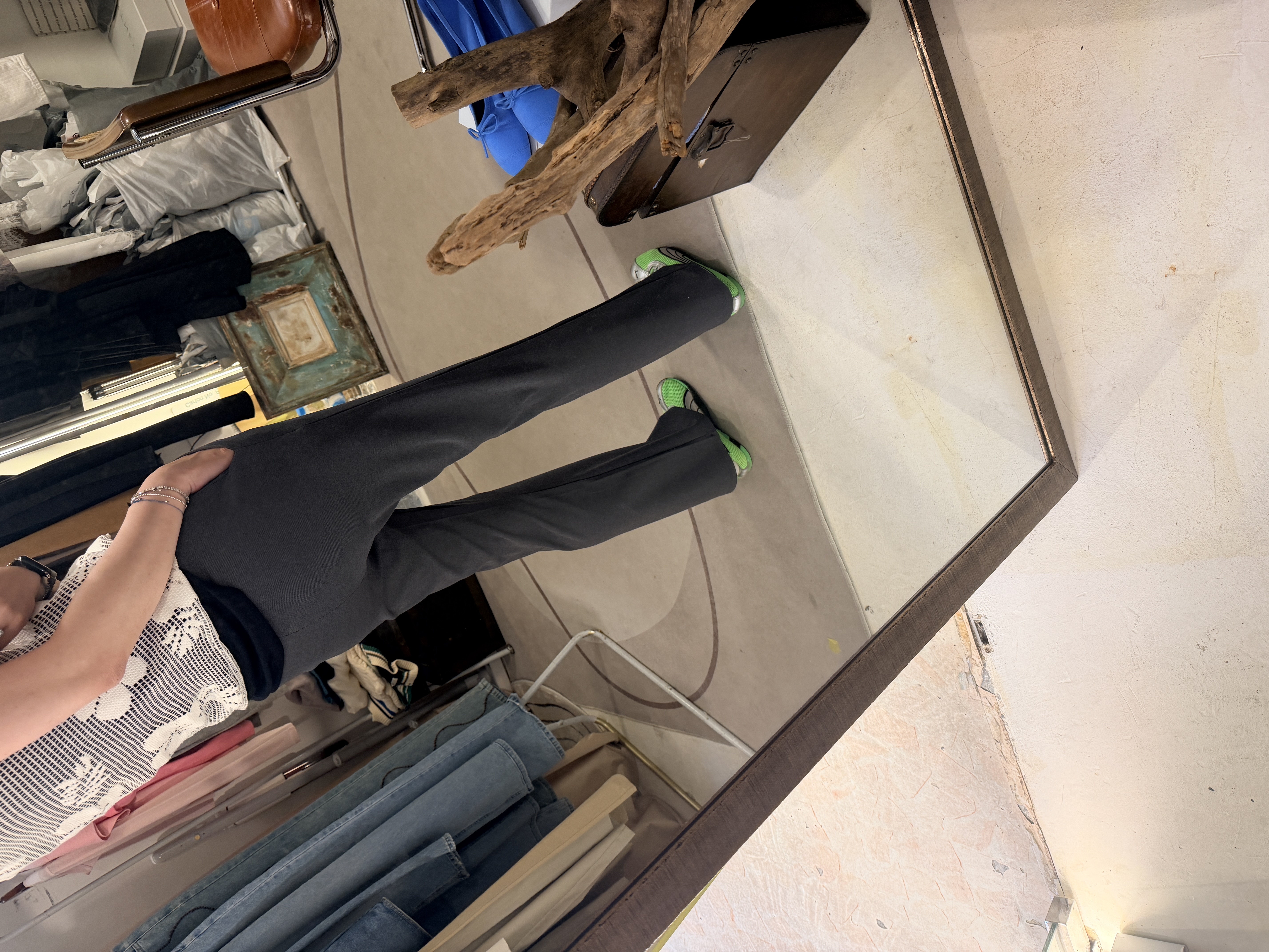 Elastic pants with pocket 