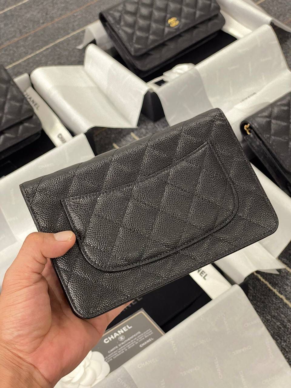 小香woc经典荔枝纹金扣链条包💞👜 和CF、COCO一个渠道的，一个专柜品质，独家渠道货源，欧洲原厂荔枝纹皮+进口原厂纯钢五金组装的尾单货 全网最正的版本，全网最硬的货，随意对比，绝对的符合正品工艺，性价比之王！ 尺寸：12.3 x 19.2 x 3.5cm