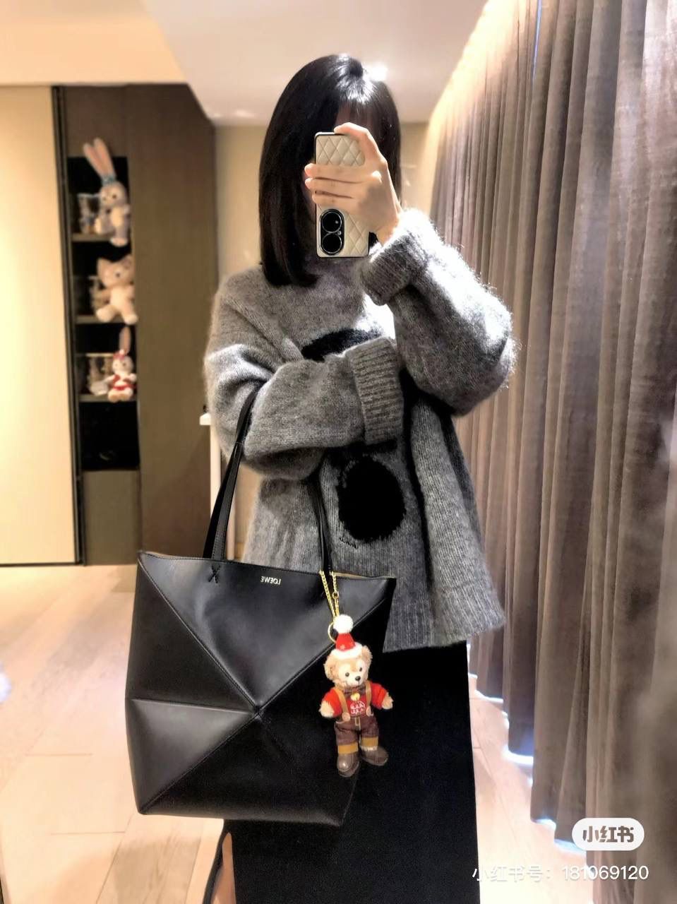 *中号𝐏𝐮𝐳𝐳𝐥𝐞 𝐅𝐨𝐥𝐝折叠手袋👜*（黑色） ——全新【𝗡𝗘𝗪】升级‼️ 延续经典𝙋𝙪𝙯𝙯𝙡𝙚的标志性几何裁剪设计，新晋顶流🅰️𝙋𝙪𝙯𝙯𝙡𝙚 𝙁𝙤𝙡𝙚 𝙏𝙤𝙩𝙚以折纸包为灵感，升级成🉑完全折叠‼️的结构，立体与平面任意切换，出差旅行🧳必备单品。小牛皮材质轻且柔软，𝐌𝐢𝐧𝐢尺寸搭配一条可拆卸式肩带，手提，肩背，斜挎多样化背法✨ 尺寸：𝟐𝟓.𝟓-𝟏𝟒.𝟓-𝟑𝟏.𝟓𝐜𝐦 款号：052316