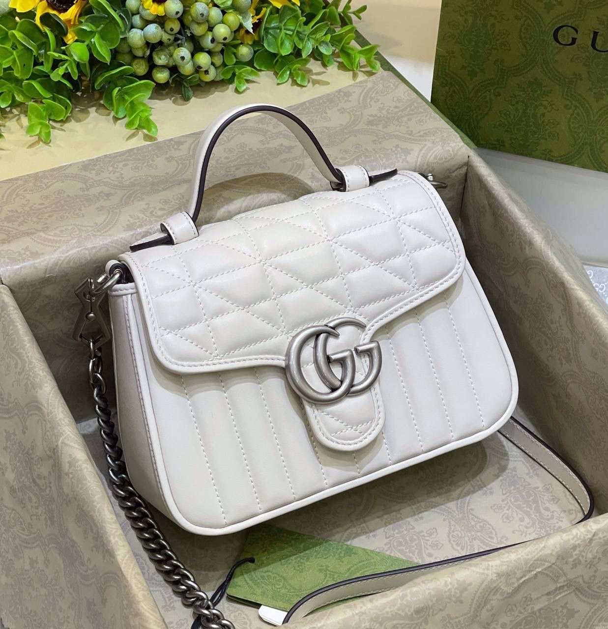 ✈️✈️✈️🔥𝙈𝙖𝙧𝙢𝙤𝙣𝙩 菱格原厂皮# ▫️型号583571 ▫️尺寸 21*15.5*8cm G家新款系竖菱格主题，焕新演绎经典造型，选用原厂牛皮材质，饰带银灰色双G，可拆卸金属链肩带设计，可令手提包轻松转换成肩背包，打造多种携带选择。