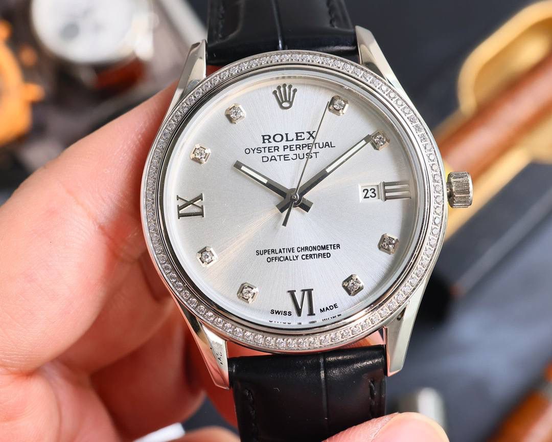 TW：最新款上市，劳力士日志系列推出，做工精细，品质优越！ 采用8215全自动进口机芯，走时精准，表圈采用钨钢材质打造的完美棱角形圈口，表壳釆用316精钢，蓝宝石玻璃镜面，三度防水性能，高端品质，绅士必备。 尺寸：41*10.8mm 将光阴凝集于分秒间 完美，系于不息追求。 以嘹亮的铿锵嗓音，震撼人心。 以印证完美的追求，永恒不息。 劳力士从来没有改变世界，而是把它留给戴它的人 你与男神的差距只差一块劳力士