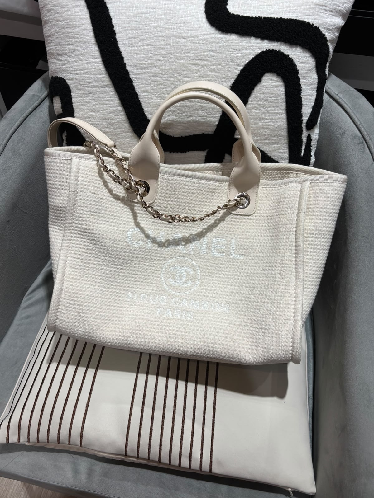 CHANEL Deauville Medium tote bag  100%Authentic,98%new ✅chip✅pouch  ✅dust bag 