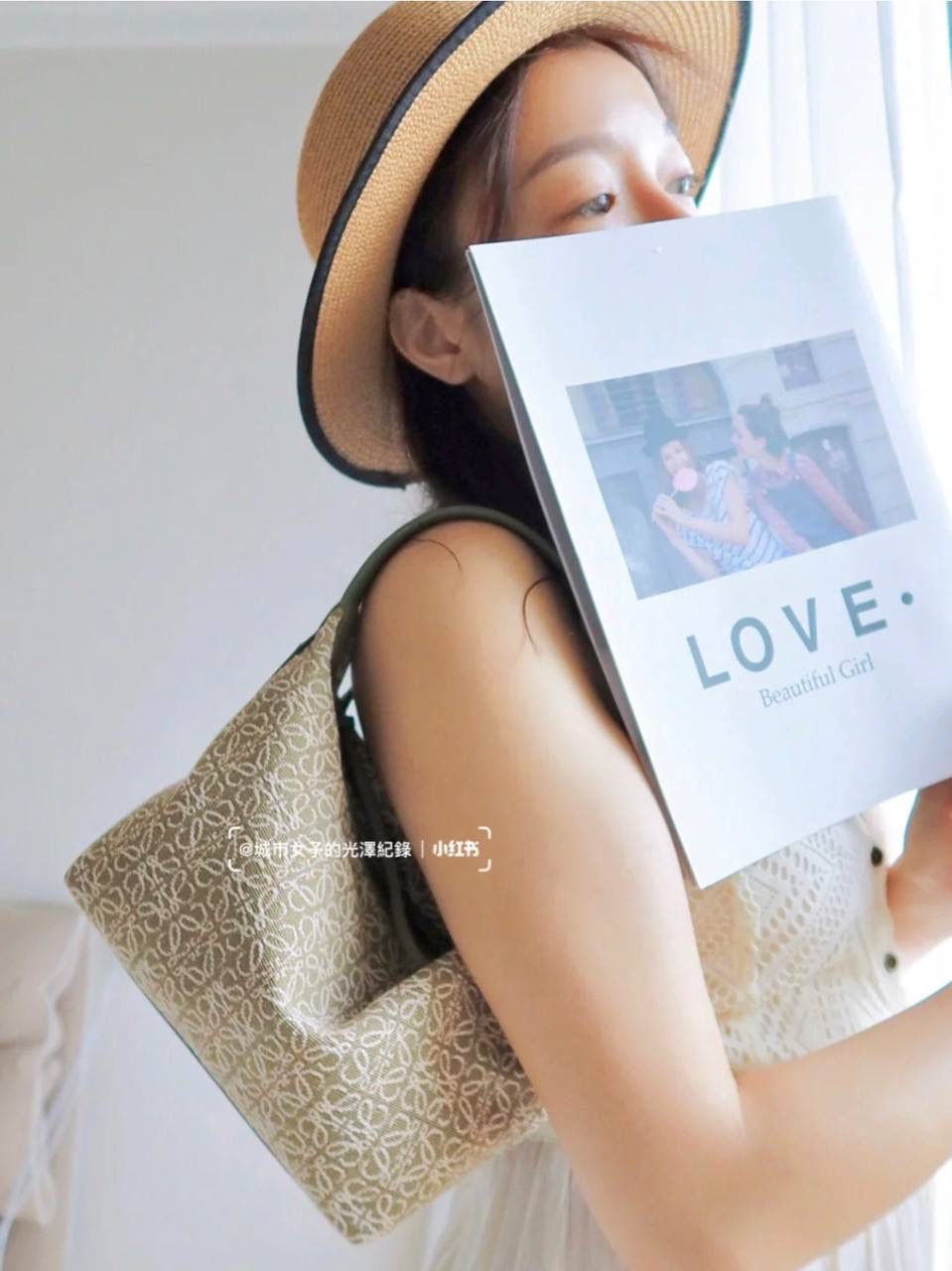 * 𝘊𝘶𝘣𝘪 𝘈𝘯𝘢𝘨𝘳𝘢𝘮 提花布手袋✌️ 大号尺寸:27-17-22cm（顶部宽处34cm） 编码:062102 黑色【配全套礼盒】 包包面料挺括度适中，没有固定形状 ，背上出门慵懒氛围感十足😘，肩带可以调节，伸缩至腋下背，单肩，手拎皆可