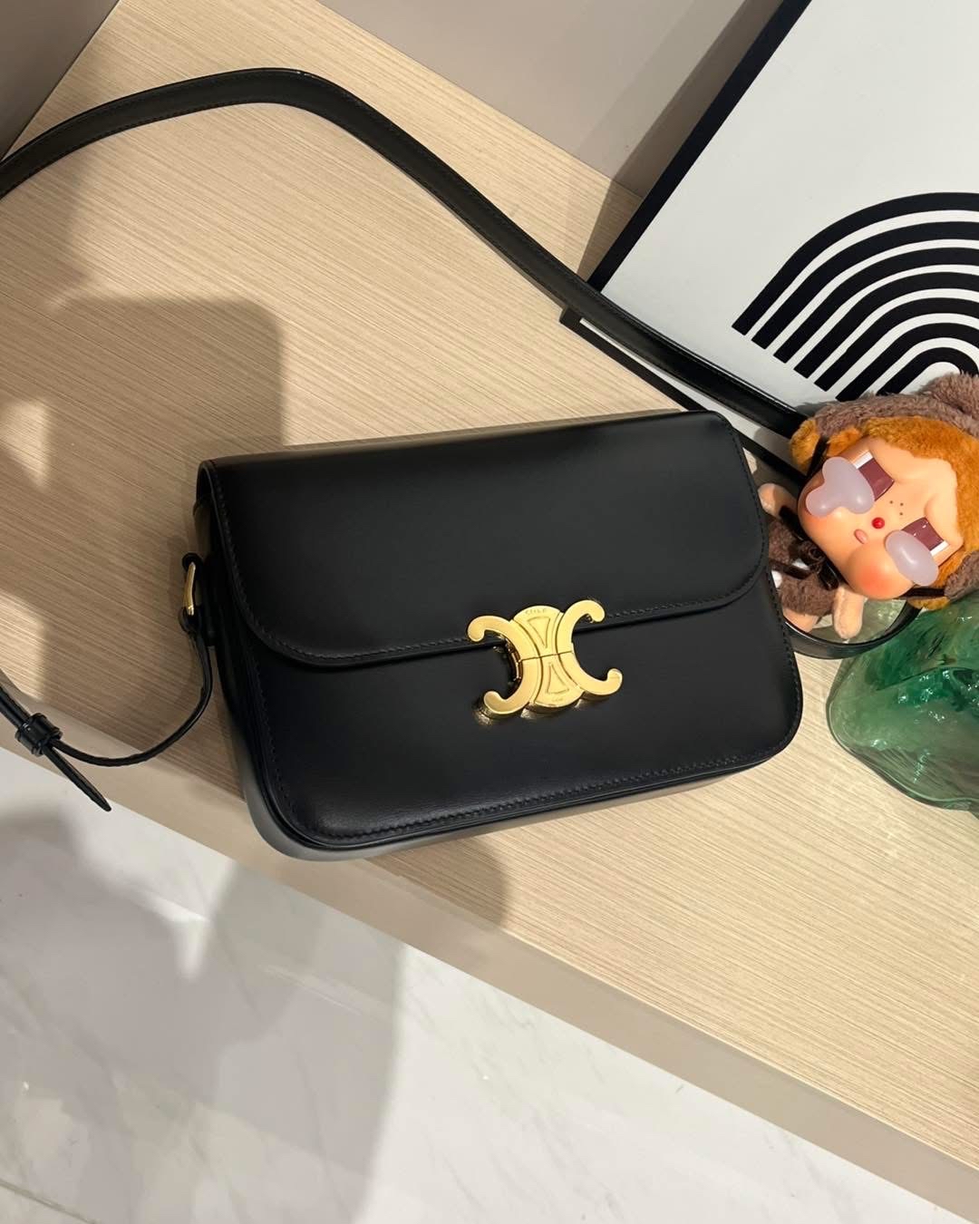 Celine CLASSIQUE TRIOMPHE 黑金凱旋門 box medium flap bag 22x15.5x6cm 100%Authentic ,95%new  ✅tap booklet ✅dust bag✅box  專門店售價$32,000✨📣