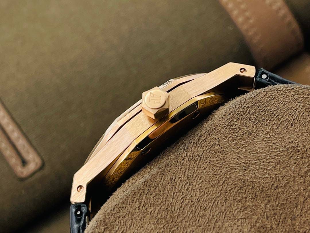 市场V4最高版本 爱.彼皇家橡树15400满天星系列腕表！ 1⃣️搭载进口9015机芯机械改装Cal.3120机芯，走时精准！ 2⃣️直径41MM！厚度9.8MM！ 3⃣️全表采用高亮度钻镶嵌，技艺精湛，不掉钻！ 4⃣️采用圈口可拆卸结构，市场大部分版本圈口不能拆卸！ 5⃣️316L全钢精磨工艺，质感更好！ 6⃣️全钻表盘，搭载高端指针！