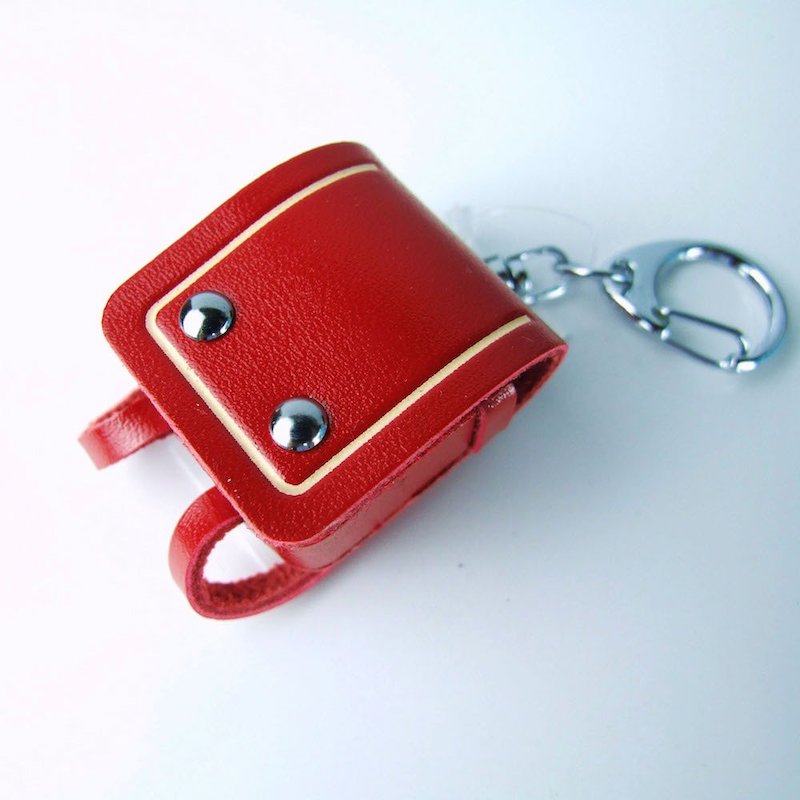 【日本白崎八幡宮】【日本書包形狀的迷你護身符(紅色) + 一個書本形狀的護身符】 