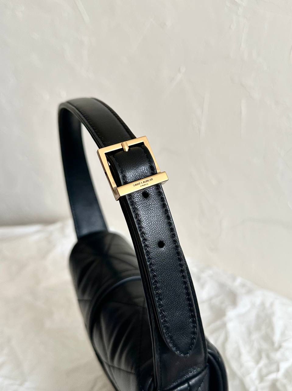 ys1 le57绗缝菱格羊皮腋下包黑色🖤 这么多腋下包中最火之一！ 它优雅又复古，而且显得很有女人味 slp的设计师是懂女生的 小羊皮软软蓬蓬的，好像棉花糖 我真的很爱这种软乎乎手感的包儿 特别是冬天，摸着很治愈～ ZP开发➕原厂羊皮➕全铜五金⚠️ 爆款细节一定要正确❗️ 24×18×5.5cm691450m 24×18×5.5cm691450m