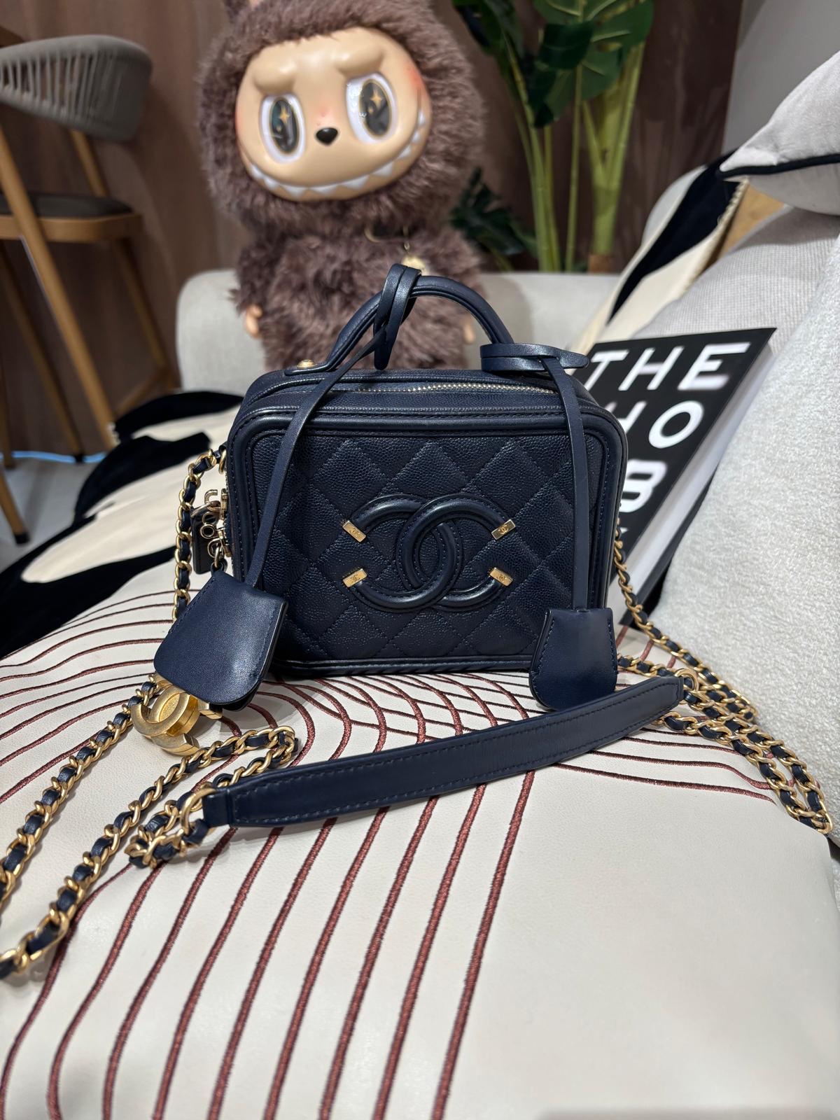 Chanel CC filigree Vanity Small 17cm 深藍色荔枝牛皮金鏈，100%Authentic, 98%New ✅25Card ✅Key lock✅Dust bag✅Box