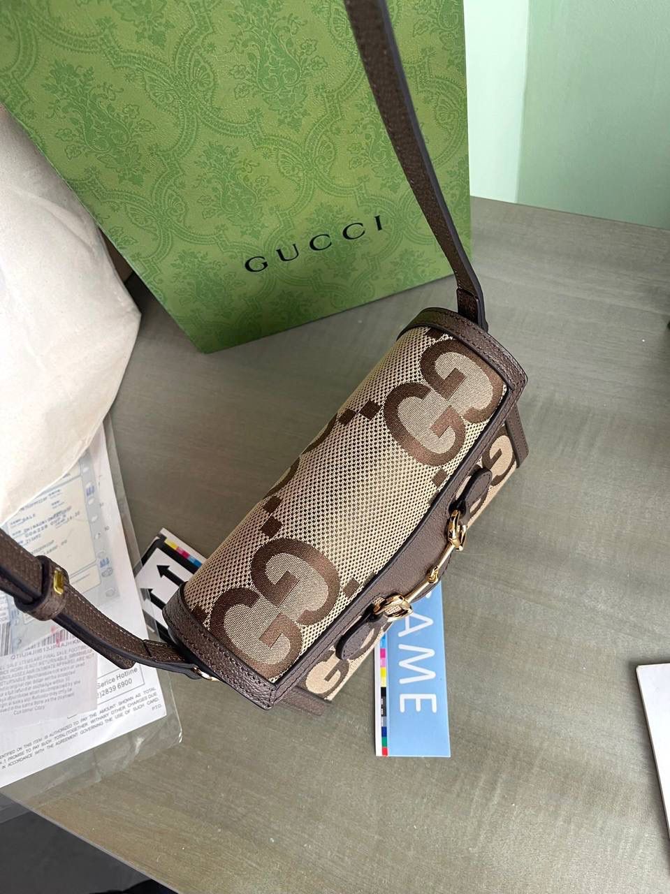 👜独家特级正品 g699296，尺寸：18x12x5cm。1955系列中的一款力作，迷你造型让该系列的标志性配件更加吸睛。gg标识以超大造型点缀在米色和乌木色帆布上，从别样视角诠释了guccio gucci先生的姓名首字母缩写 驼色和乌木色超级双g帆布 棕色皮革滚边 肩带高50厘米🔥✨