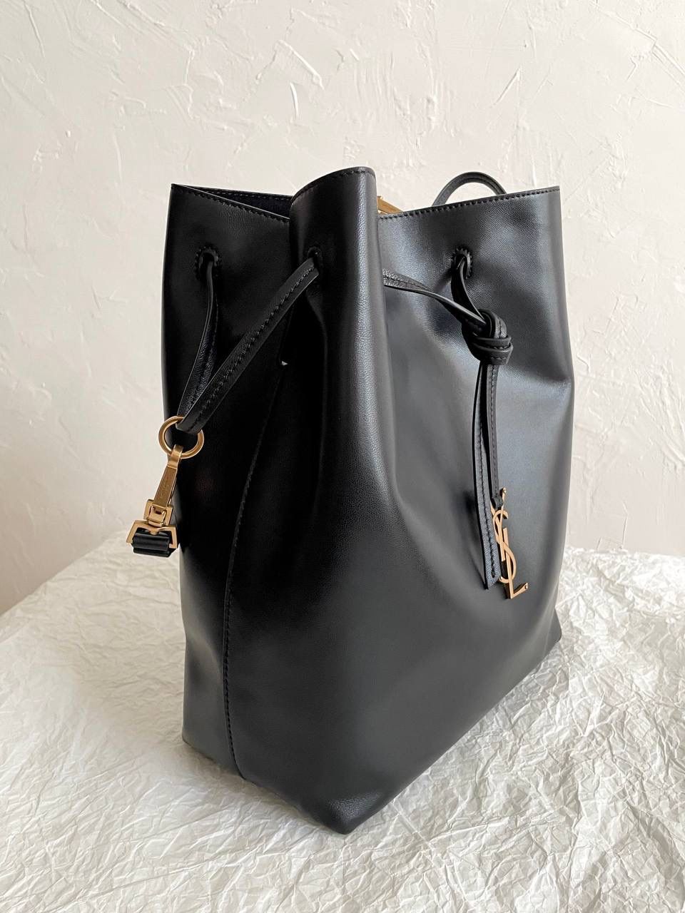 ys1 paris vii羊皮抽绳水桶包🕋 我好爱小羊皮的手感啊 摸着像婴儿皮肤一样柔软 居然被一只包包治愈了 这两年ys1的tote可以说是一骑绝尘 颜值上真心秒杀其他牌纸的托特包 这只水桶包既保留了他家飒爽姐姐风的调调 软软的包身又综合了一部分"杀气"，哈哈哈 两种背法，可腋下，可斜挎～ 容量方面就更不用担心了 托特该有的功能它都有 特别是又大又轻这一点！ 这可不是什么托特都能做到的😌 30×24×12cm804302m